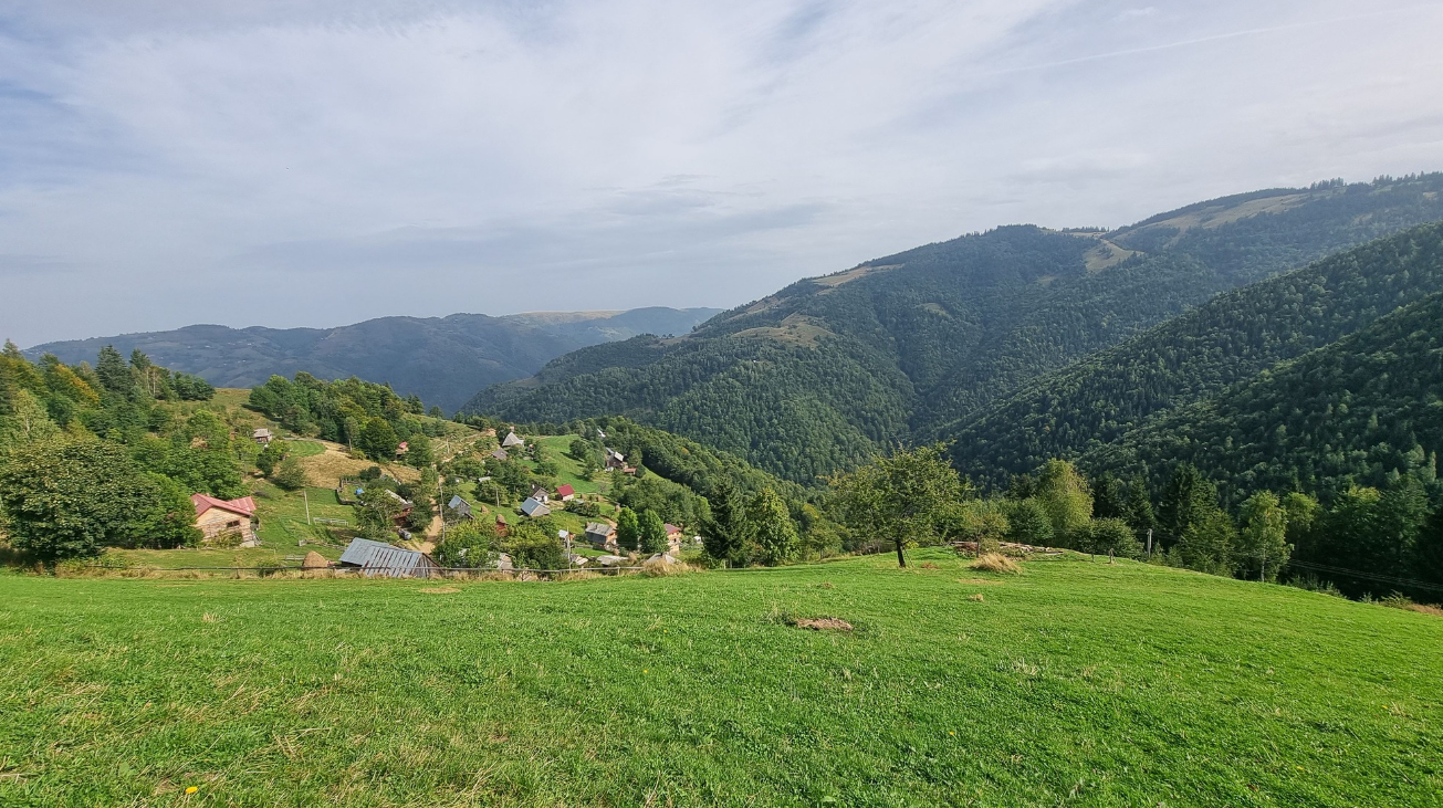 Serbarea Câmpenească de pe Muntele Dobrin: Tradiție și Comunitate la Măguri Răcătău, în județul Cluj