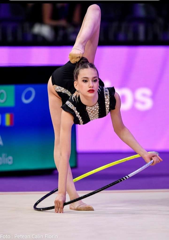 PERFORMANȚĂ REMARCABILĂ ÎN GIMNASTICA RITMICĂ DIN ROMÂNIA – Bronz la echipe și argint la cerc pentru Amalia Lică la Campionatele Mondiale de Gimnastică Ritmică pentru junioare de la Cluj-Napoca
