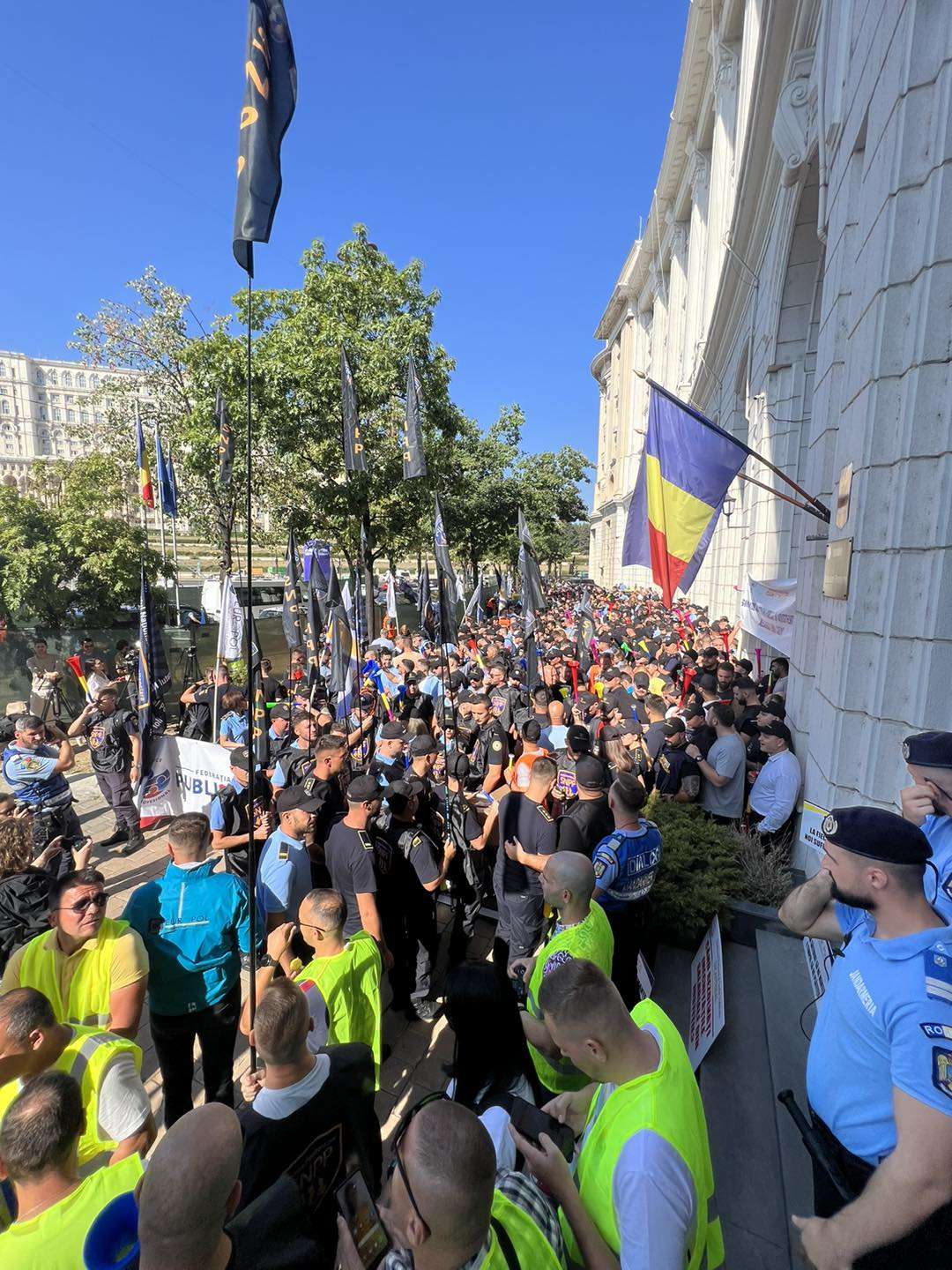 FOTO: Mii de oameni au protestat la Ministerul Finanțelor împotriva măsurilor fiscal-bugetare