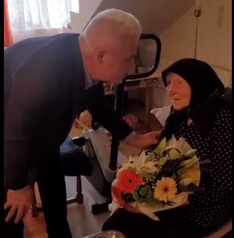 SURPRIZĂ PENTRU O FEMEIE DIN MAIERU – PRIMARUL VASILE BORȘ A FELICITAT-O LA ÎMPLINIREA UNUI VEAC DE VIAȚĂ