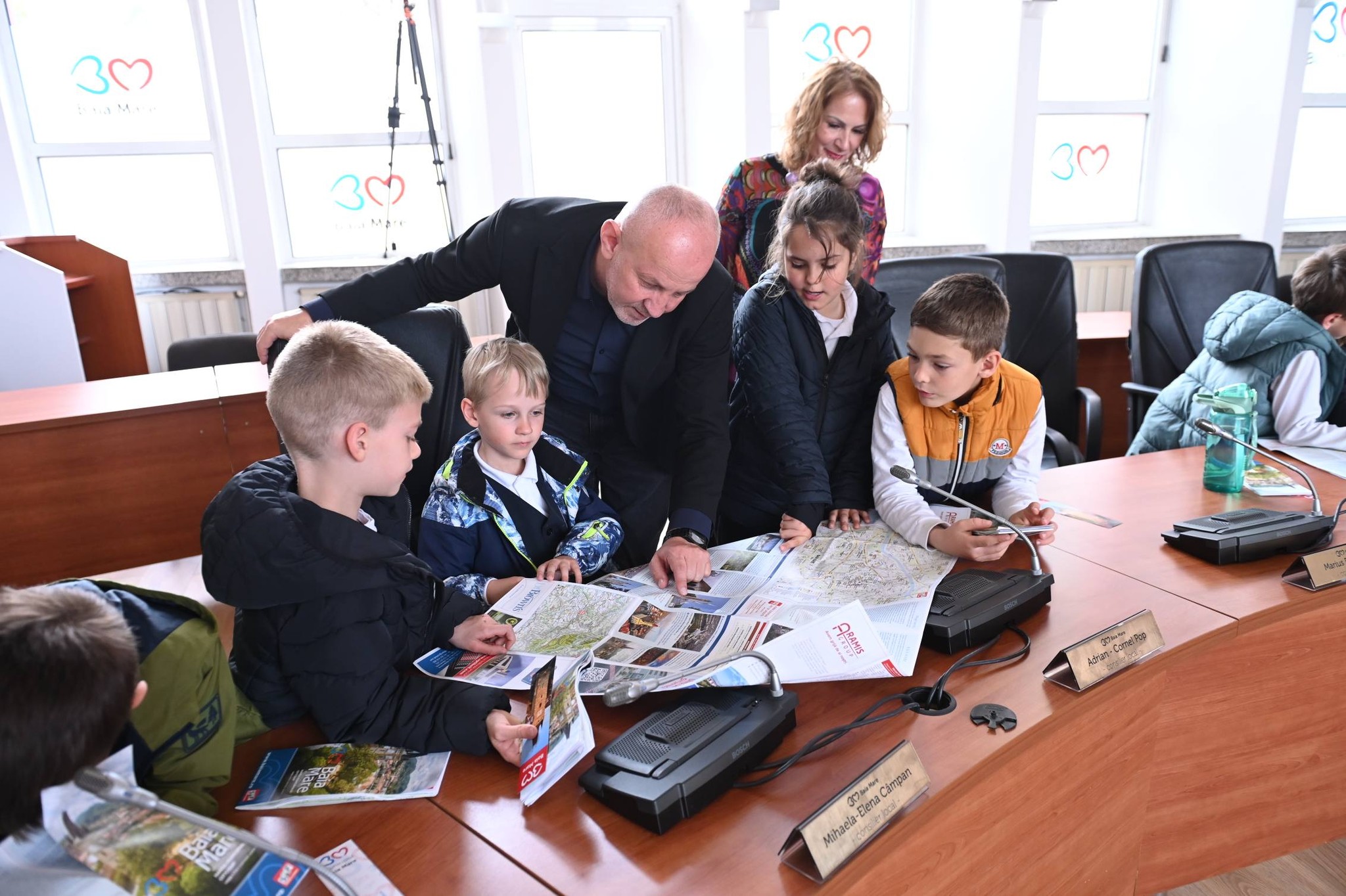 Primarul municipiului Baia Mare, Maramureș, Doru Dăncuș, deschide porțile orașului pentru cei mai mici cetățeni: vizită educațională pe șantierele din Baia Mare în cadrul proiectului „Orașul nostru minunat”!