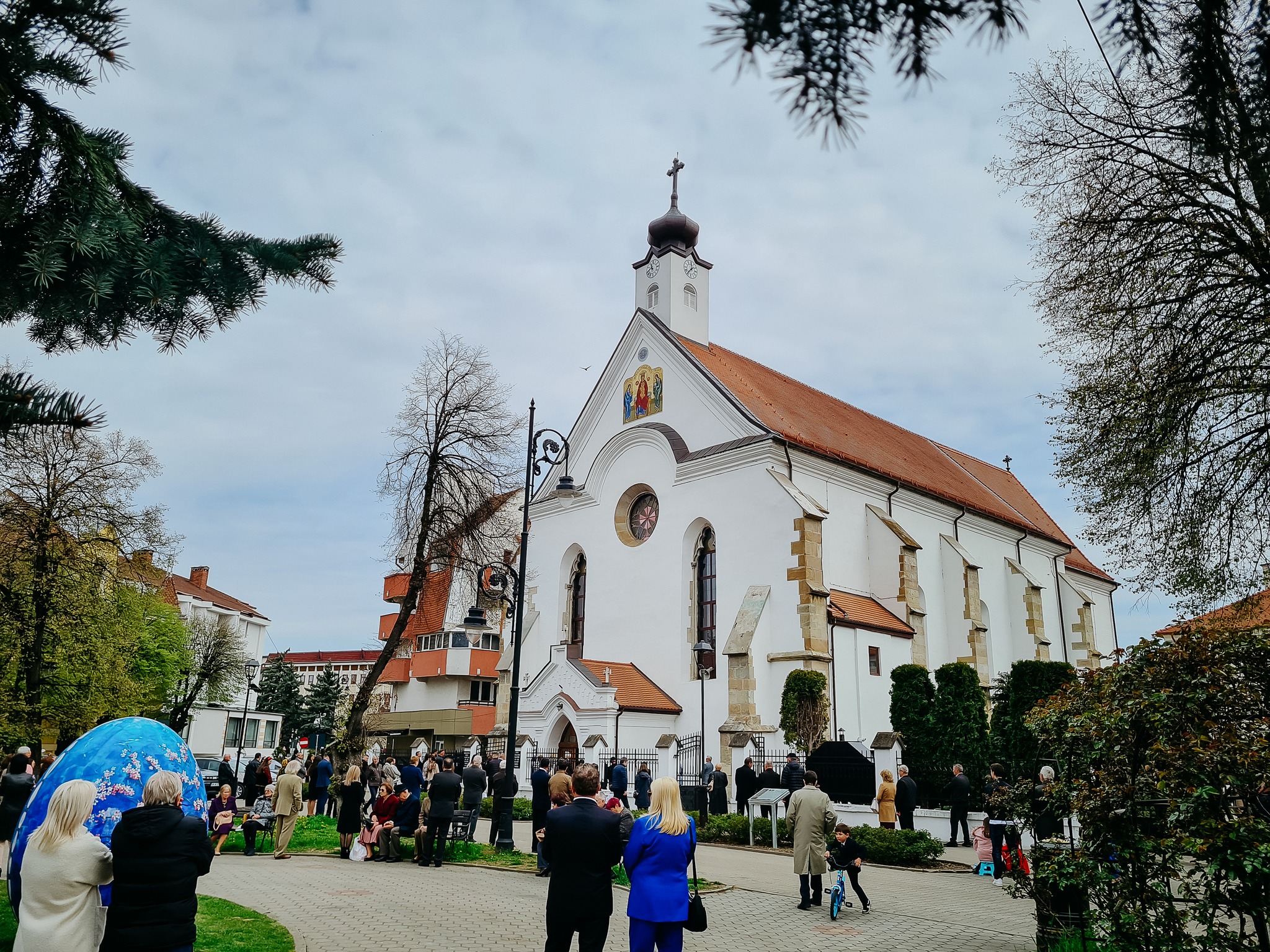 Sărbătoare a credinței la Bistrița: Mitropolitul Andrei Andreicuț a adus bucuria Învierii în mijlocul credincioșilor!