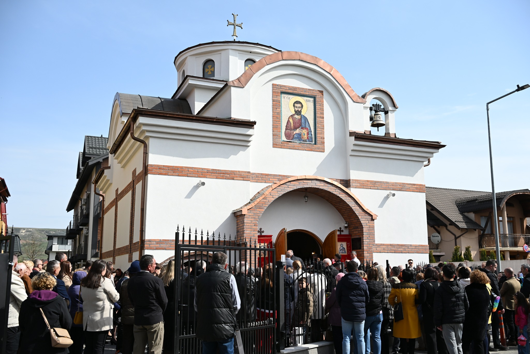 Sfințirea noului lăcaș de cult din Florești: eveniment de referință pentru viața spirituală a comunității, oficiat de Mitropolitul Andrei al Clujului în a treia zi de Paști!