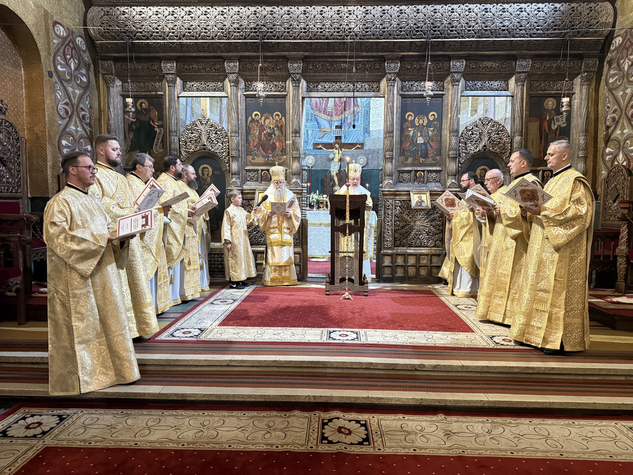 Vecernia Învierii Domnului, oficiată la Catedrala Mitropolitană din Cluj-Napoca: credincioșii au celebrat bucuria pascală în prezența ierarhilor Bisericii!