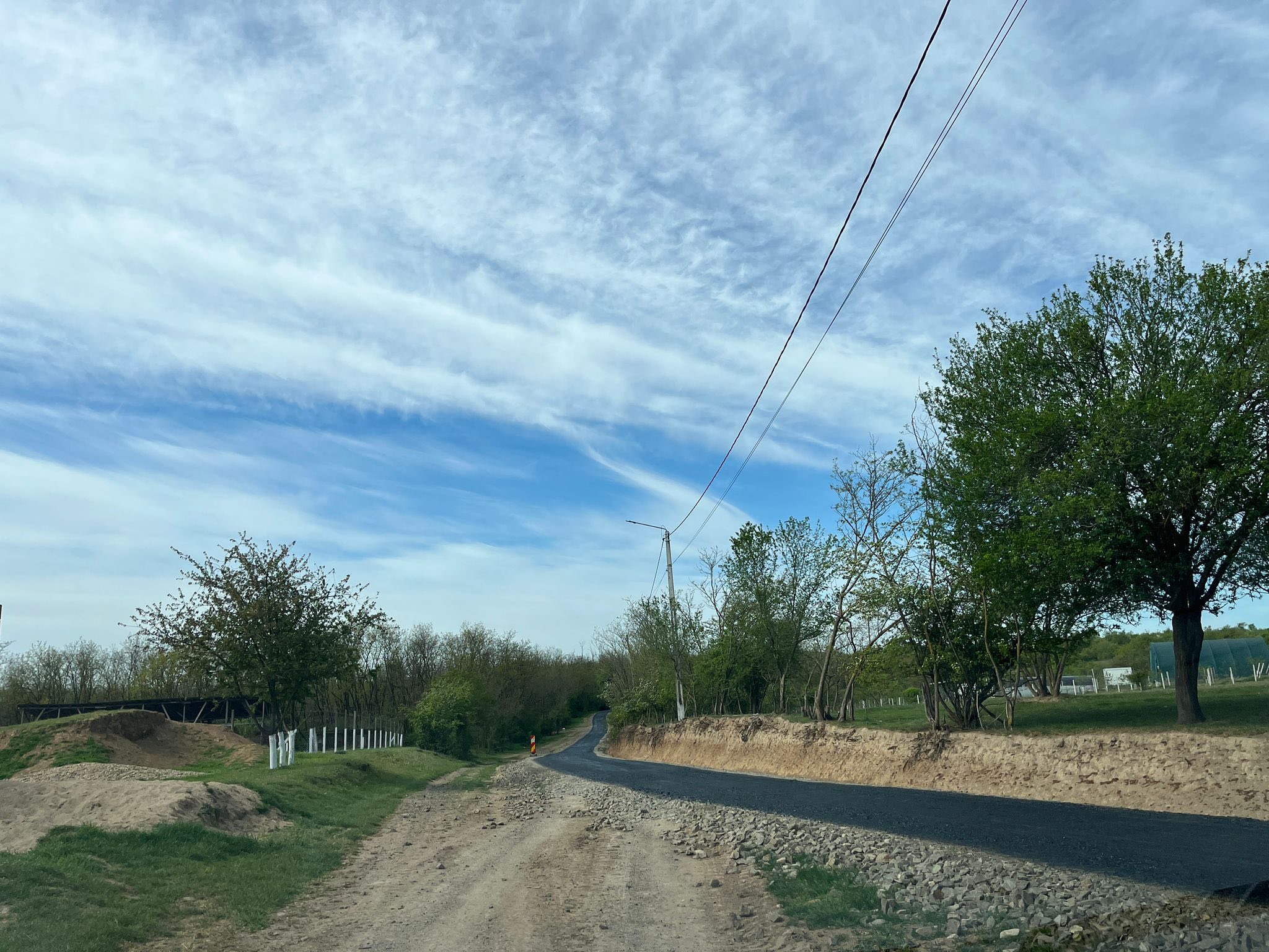 Primăria Ardud, Satu Mare, continuă investițiile în infrastructura verde: pista de biciclete, în plin proces de asfaltare prin PNRR!