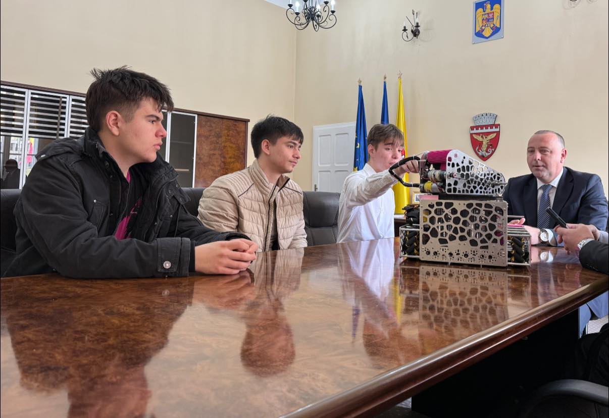 Primăria Zalău, județul Sălaj, sprijină performanța în educație: finanțare pentru echipa de robotică „CNapSys” la o competiție internațională în SUA!