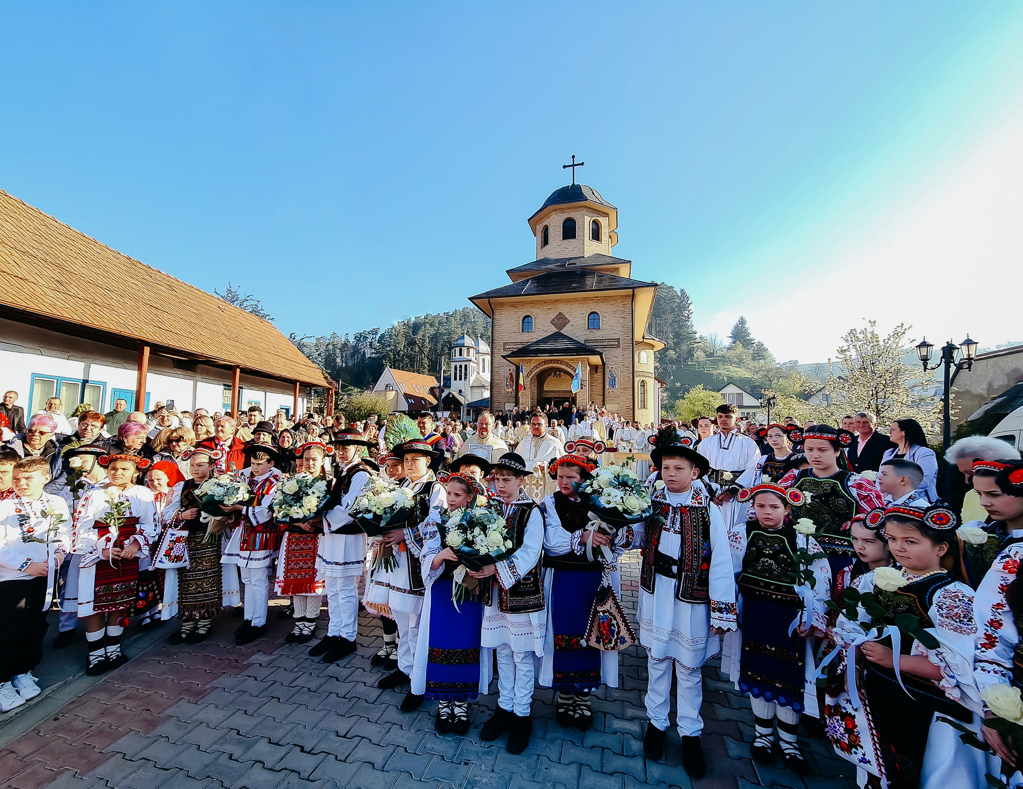 Sfințirea solemnă a bisericii „Sfântul Mare Mucenic Gheorghe” din Sângeorz-Băi: sobor de ierarhi, mii de credincioși și un moment istoric pentru comunitatea din Țara Năsăudului în Duminica Mironosițelor!