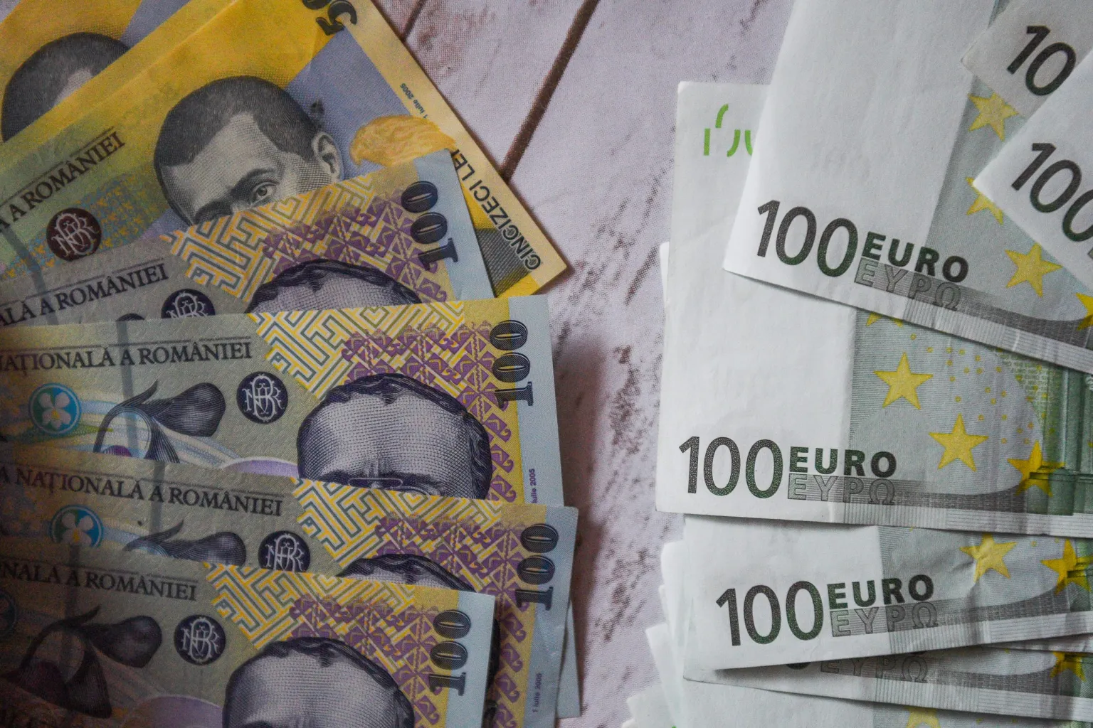 Moneda națională înregistrează cea mai gravă depreciere pe fondul crizei politice